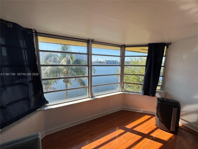 Foto del edificio - 1302 NE 191st St