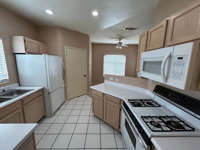 Foto del edificio - 1-Bed 1-Bath Condo in Guard Gated Community!