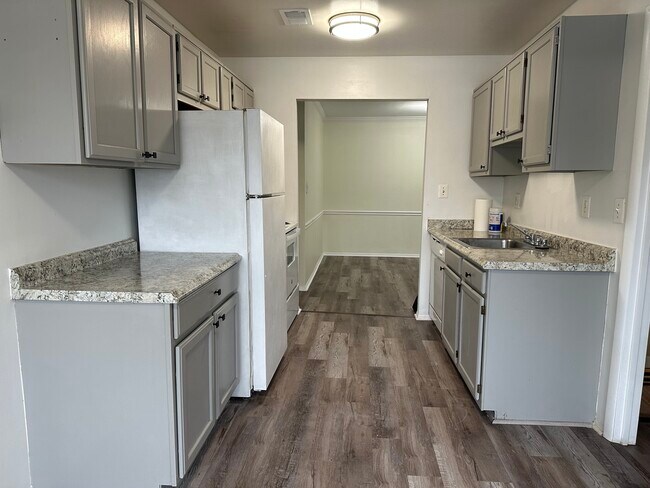 Foto del edificio - 8131 Needwood Rd