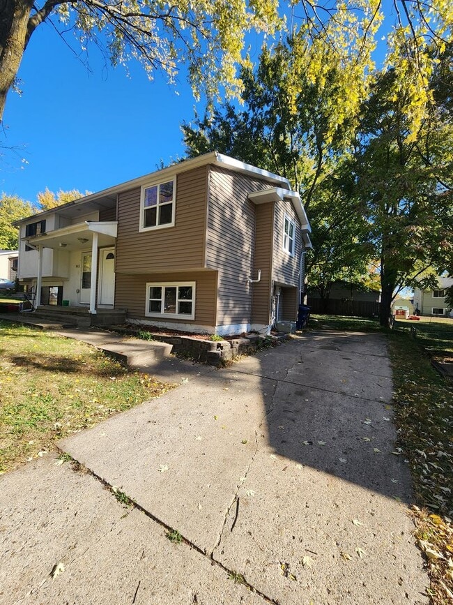 Building Photo - 3 Bedroom 1 Bath Duplex