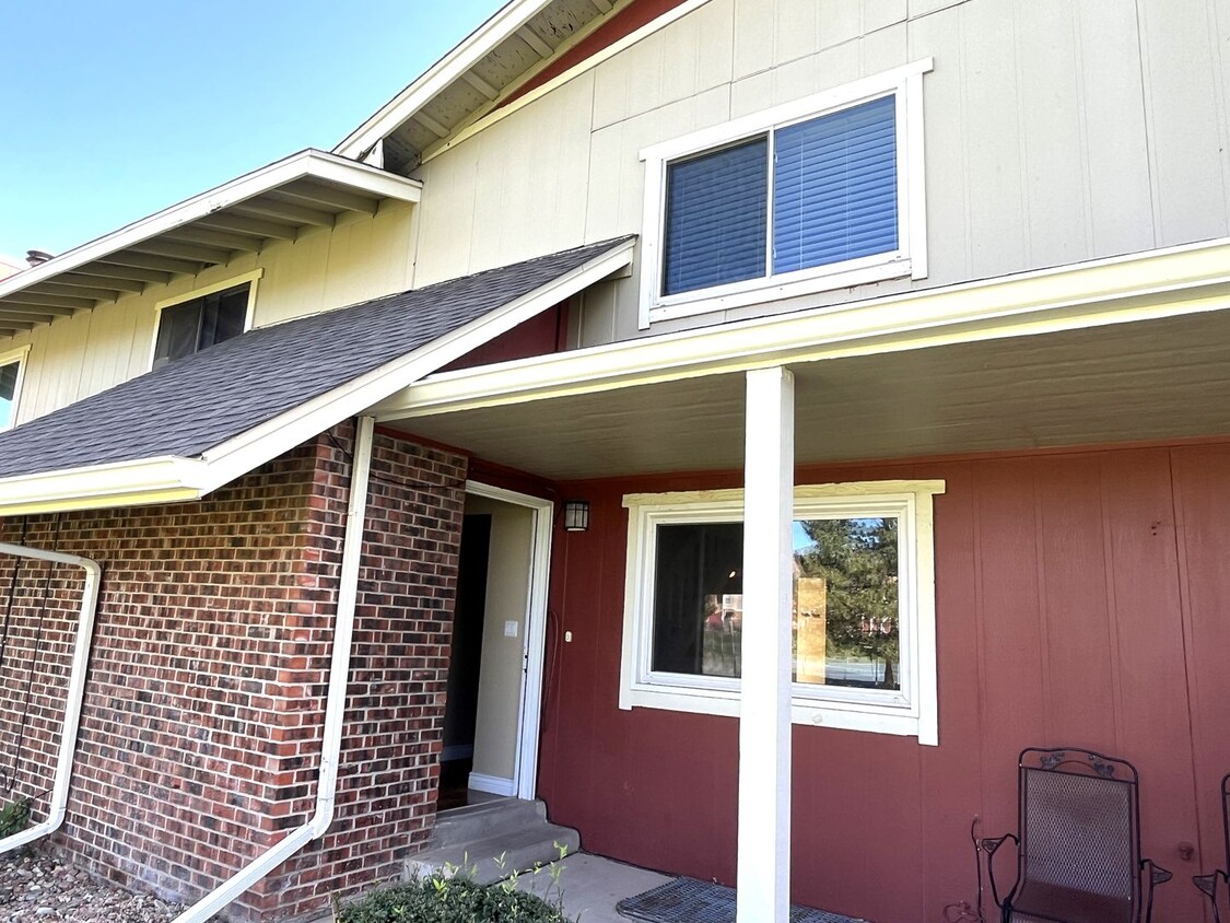 Foto principal - Charming 3 Bedroom Townhomes at Rockrimmon