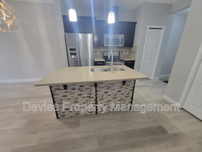 Photo du bâtiment - 8209-8217 217 St NW