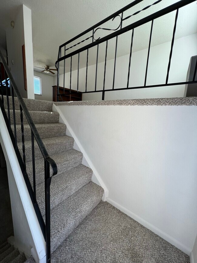 entry - 1424 Kay St