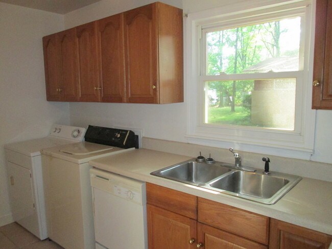 Building Photo - 6837 City View Dr