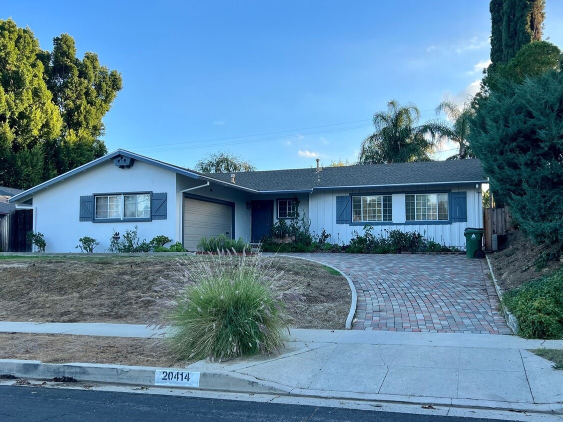Primary Photo - Spacious 3 Bedroom House with Private Gara...