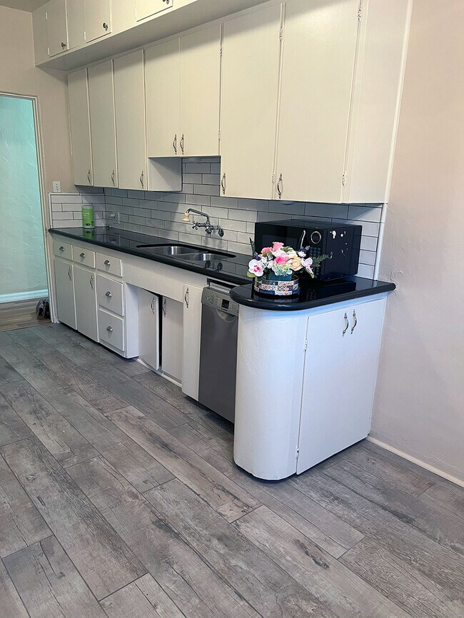 Cocina con toneladas de gabinetes y espacio en la encimera. - 4015 Edenhurst Ave