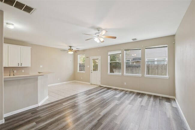 Foto del edificio - 16635 Newglen Ln