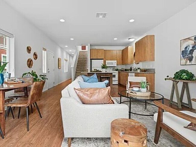 Foto del edificio - Beautiful 3-Bedroom Townhome - Groups Welcome
