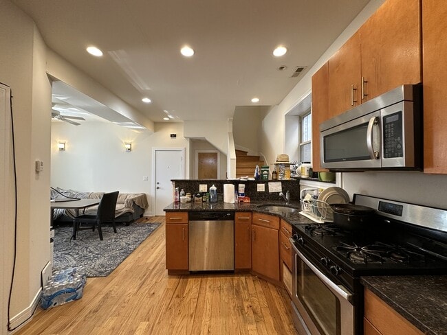 Building Photo - 2835 N Damen Ave