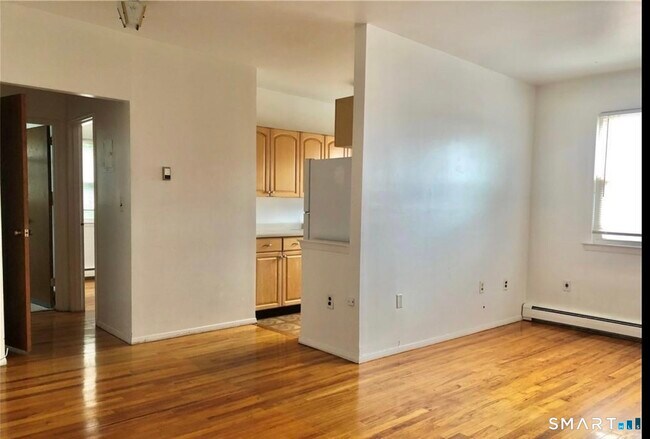 Foto del edificio - 324 Strawberry Hill Ave
