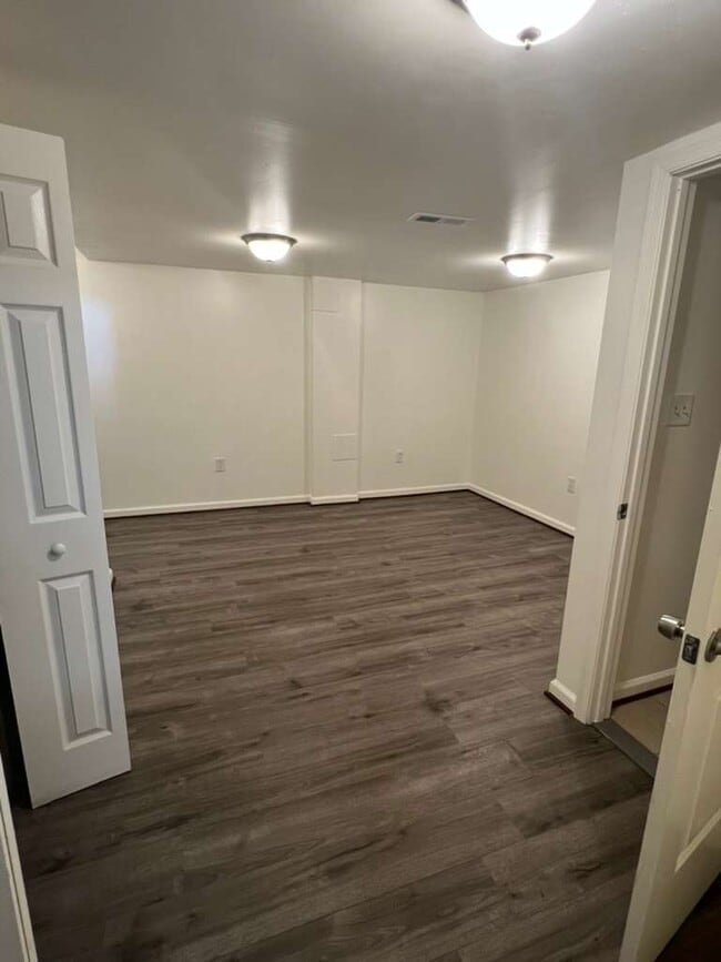 Foto del edificio - 8202 Tomlinson Ct