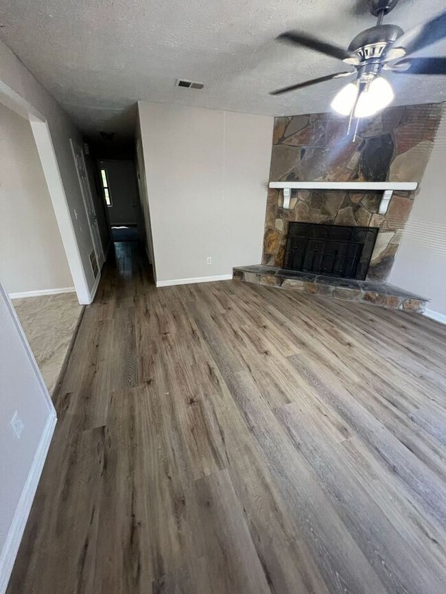 Building Photo - Newly Renovated ranch 2 bedroom 2 bath dup...