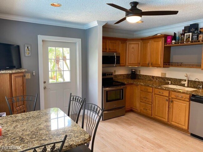 Building Photo - 4 br, 2 bath House - 2631 SW 4th St 1