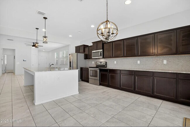 Foto del edificio - 23700 W Watkins St