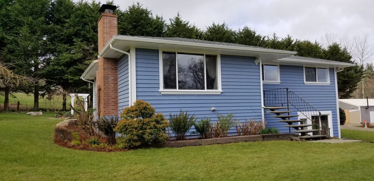 Primary Photo - Spacious home on acreage