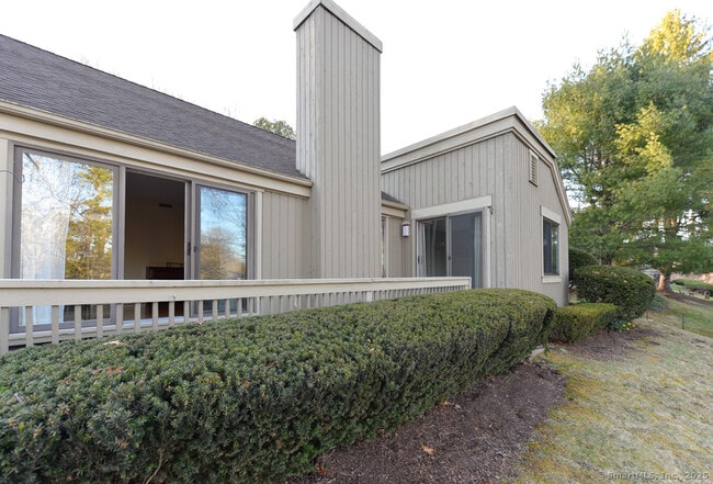 Building Photo - 16 Heritage Vlg