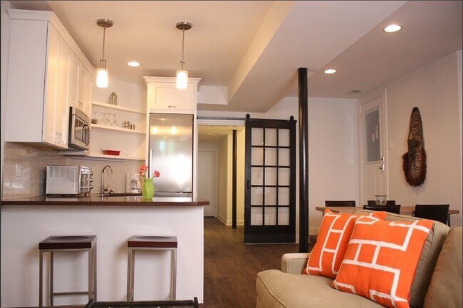 Foto del edificio - 2653 N Wilton Ave
