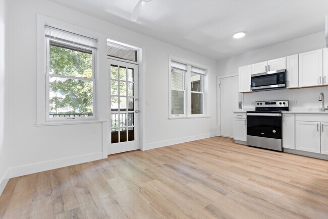 Building Photo - 8 Kenwood St