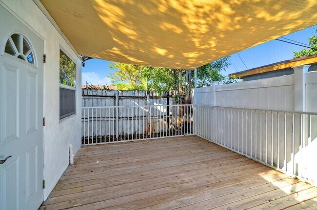 Foto del edificio - 7151 Taft St