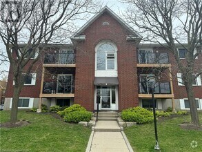 Building Photo - 565 Greenfield Ave