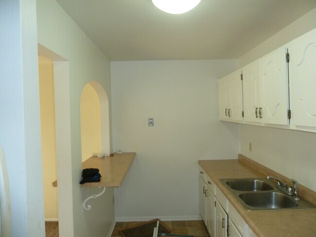 Building Photo - 931 E Russell Ave