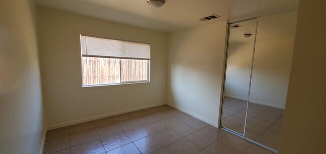 Foto del edificio - 4 Bedrooms, 2 Baths, Victorville Home in T...