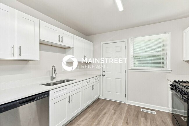 Building Photo - 3 Bedroom Pet-Friendly Home in Charlotte, NC with Main Street Renewal