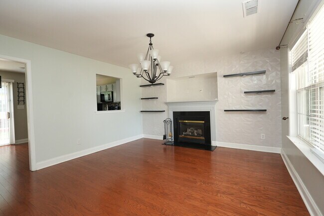 Building Photo - Spacious 3-bedroom, 2-bath home with a pri...
