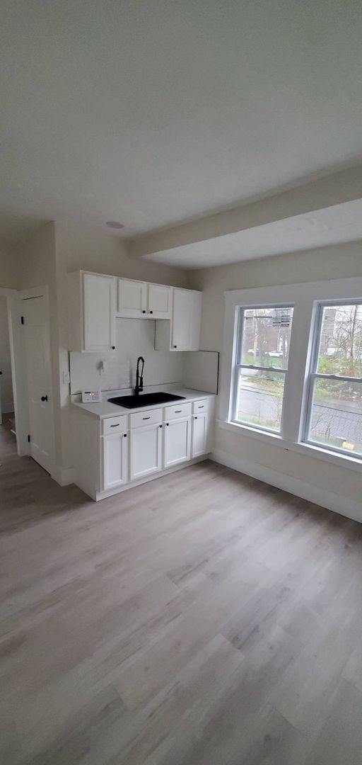 Building Photo - Charming 3-Bedroom Property in Prime Location