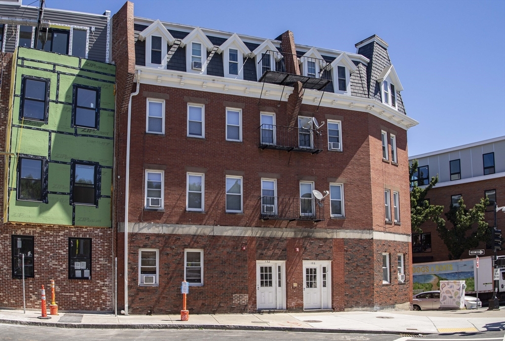 Primary Photo - 132 Emerson St