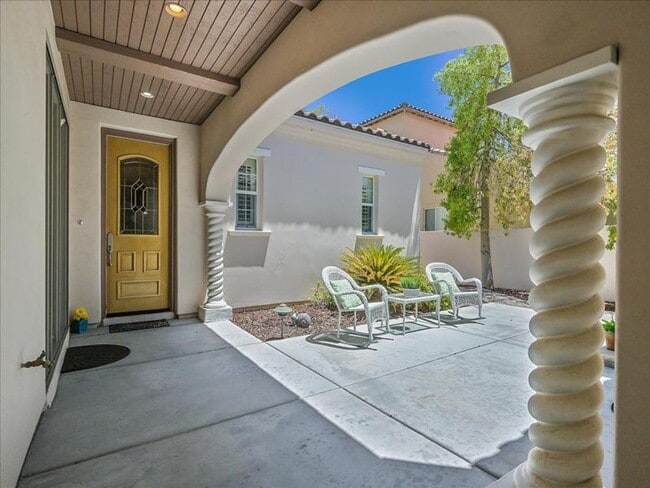 Foto del edificio - Luxury living in guard gated Resort Villas...