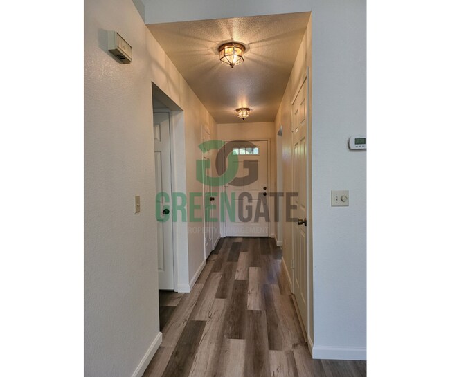 Foto del edificio - 700 W Roseburg Ave