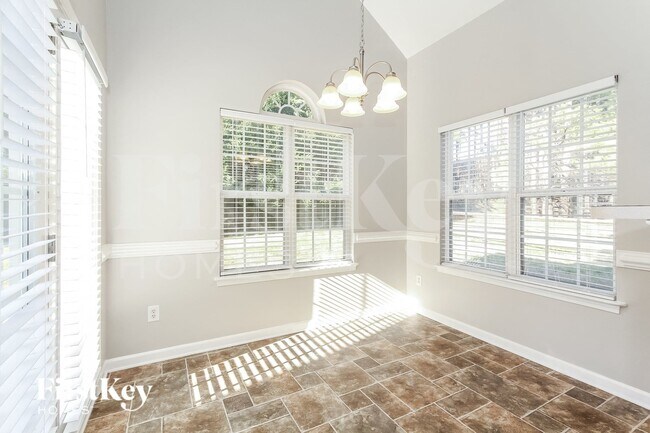 Building Photo - 6015 Forest Pond Dr