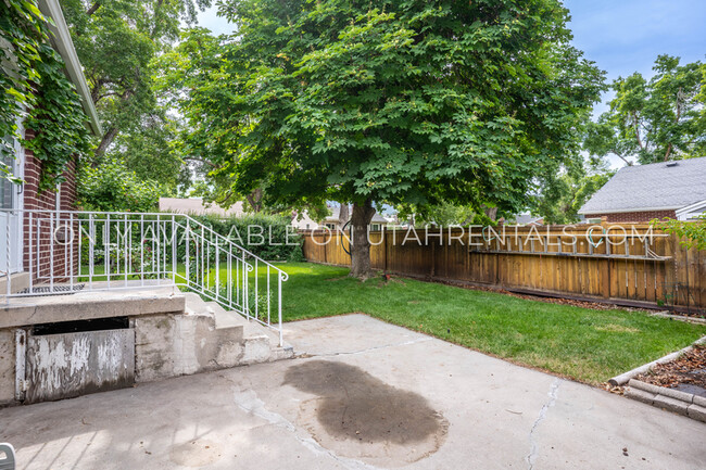 Building Photo - 2040 E Redondo Pl