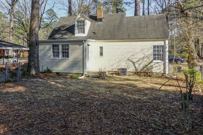 Foto del edificio - Amazingly large 2 bedroom home with fenced yard!