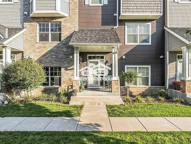 Building Photo - Beautiful Townhome in a Great Neighborhood