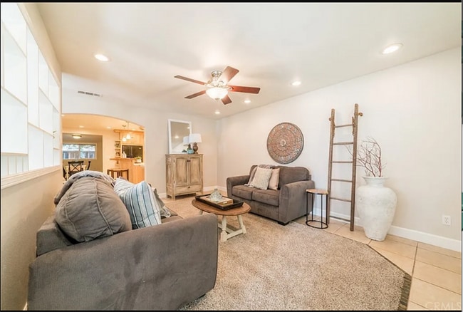 Building Photo - Great Home Close to All