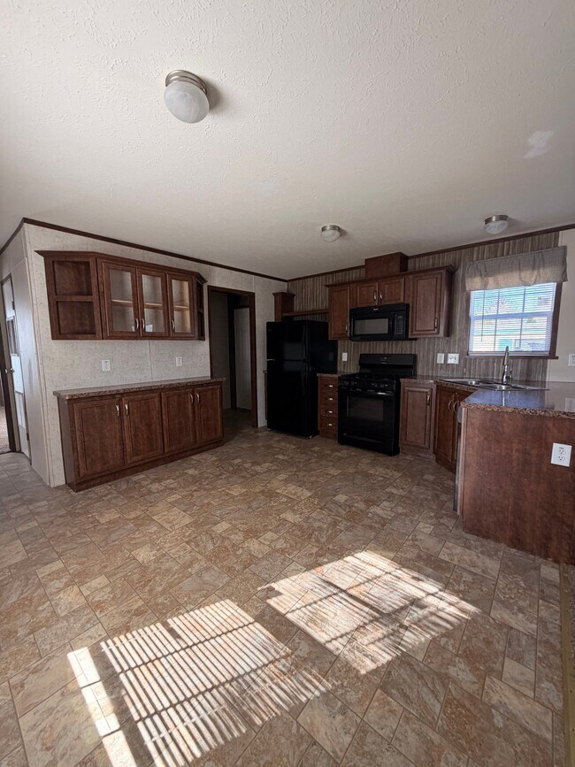 Foto del edificio - 220 Lakeshore Cir