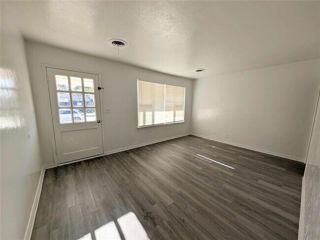 Building Photo - 416 E Jarman Dr