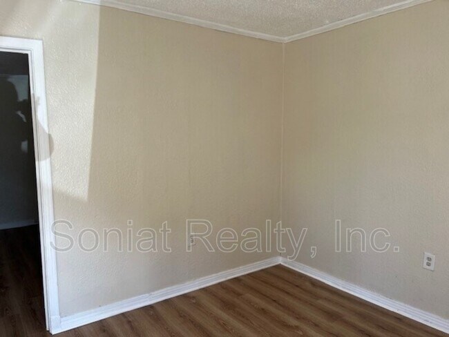 Building Photo - 625 Fried St