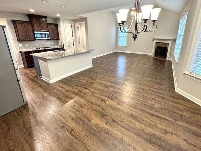 Building Photo - Available Now! Large 5BR 4 bath Executive Home in a great neighborhood!