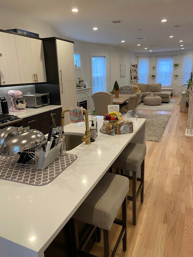 Open concept living room & kitchen - 112 King St