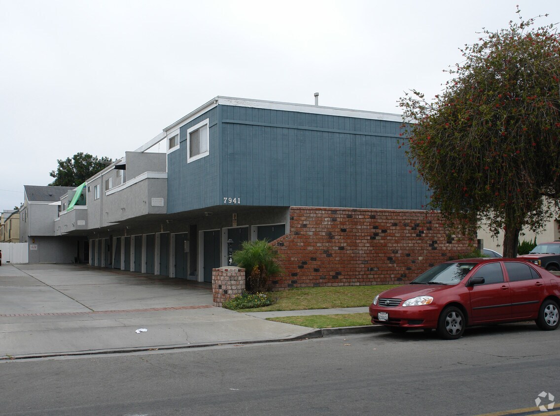 Primary Photo - 7941 Stark St