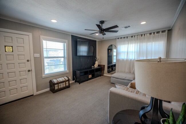 Building Photo - 505 Cypress Dr
