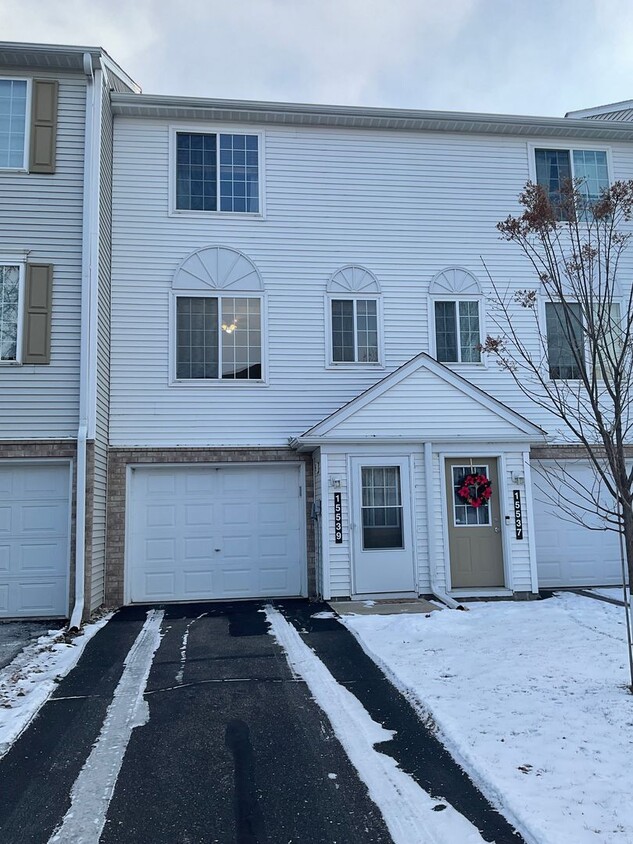 Foto principal - Beautiful Apple Valley Townhome!