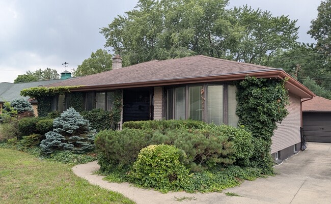Building Photo - 1275 Parkview Ave