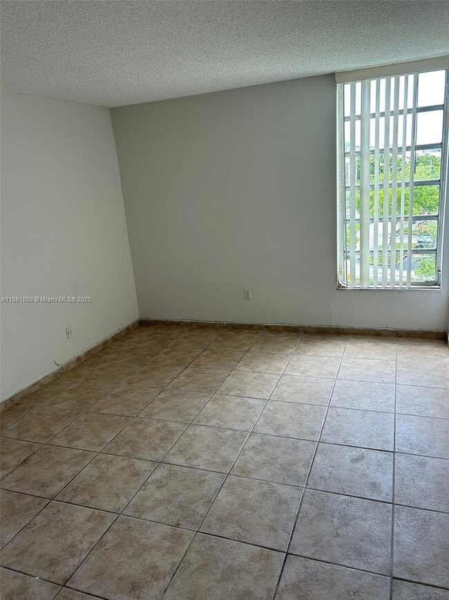 Building Photo - 8840 Fontainebleau Blvd