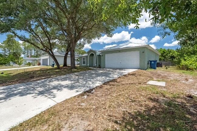 Foto del edificio - Charming 3-Bed, 2-Bath Home in Palm Bay