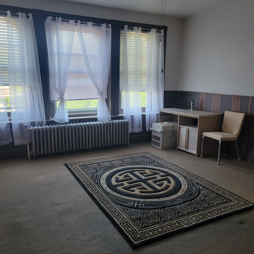 Large sunny front room. - 435 N 39th St