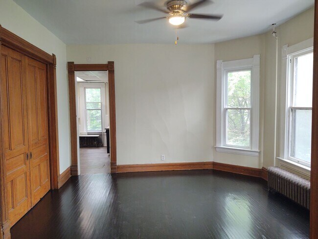 Building Photo - Very Large 4 Bedroom 2 Bath House